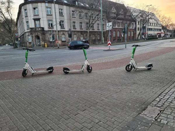 E-Bikes stehen auf geh Wegen und Radwegen