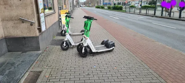 Mehrere E-Bikes auf Rad & Gehweg abgestellt.