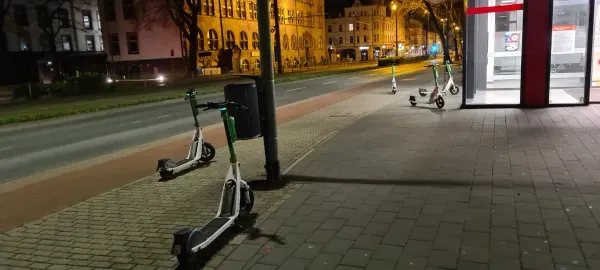 Mehrere E-Bikes stehen vor Sparkasse auf Gehwegen