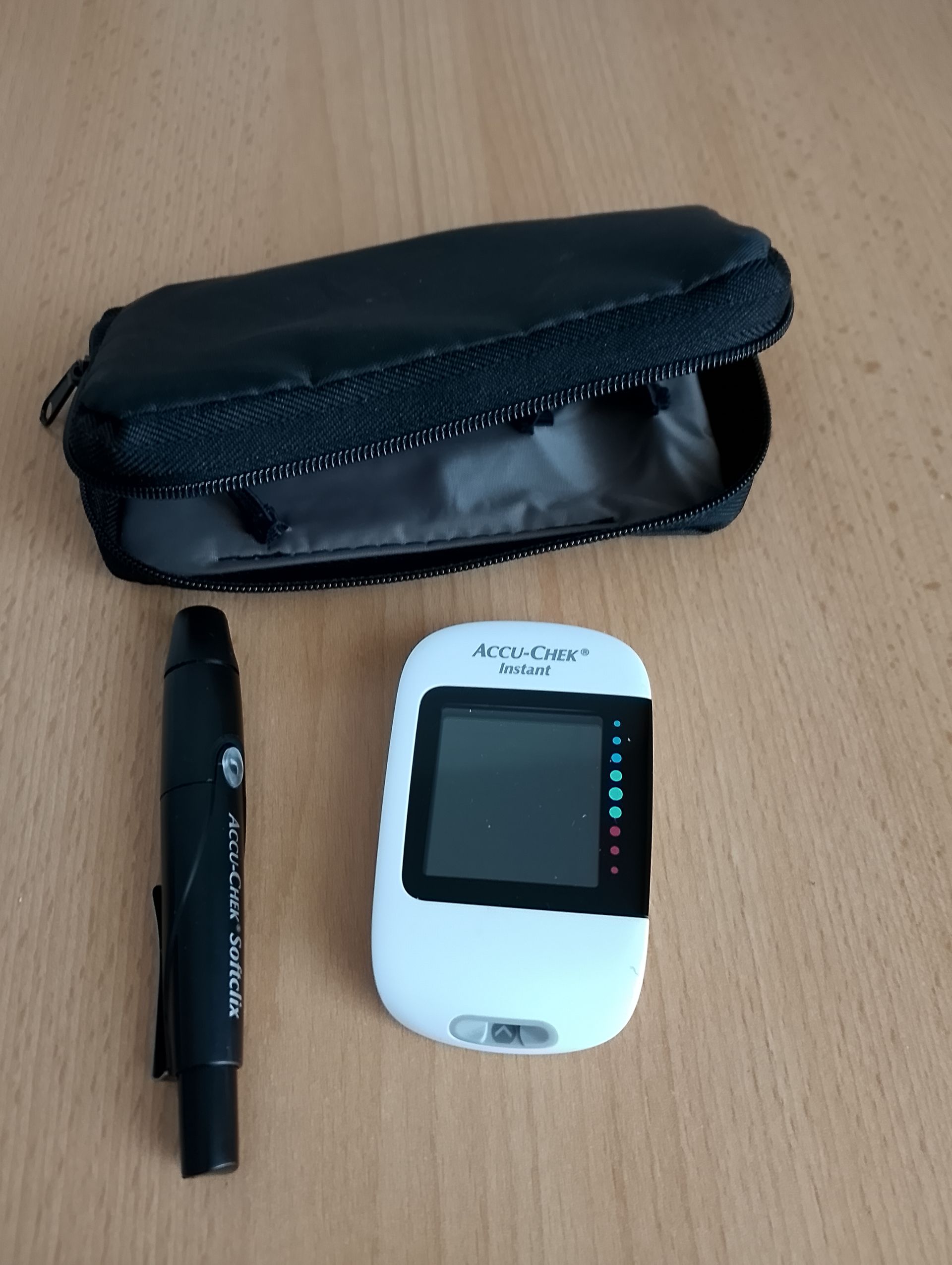 Accu-Chek Instant Blutzuckermessgerät Set Instant Tasche Gerät