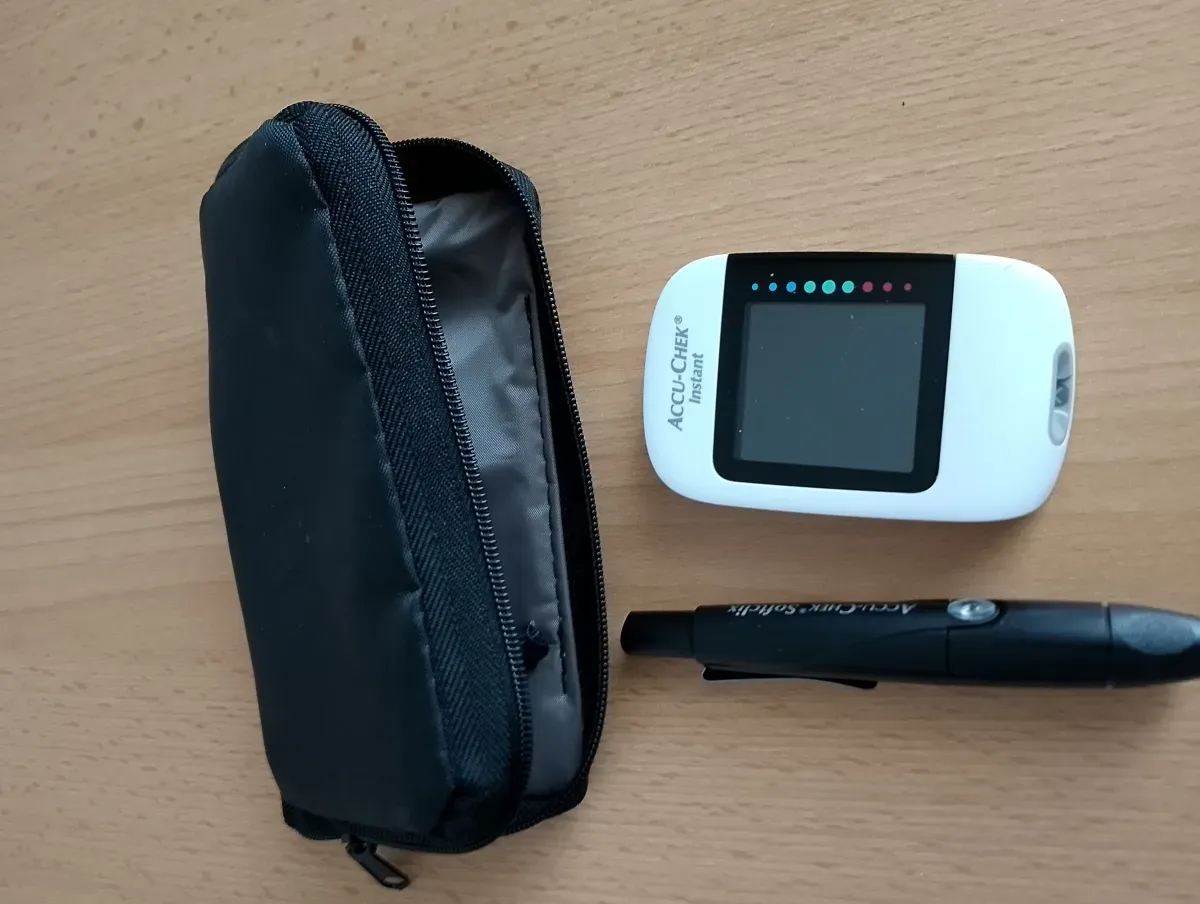 Gebrauchtes Blutzuckermessgerät Accu-Chek Instant mit Tasche und Gerät.