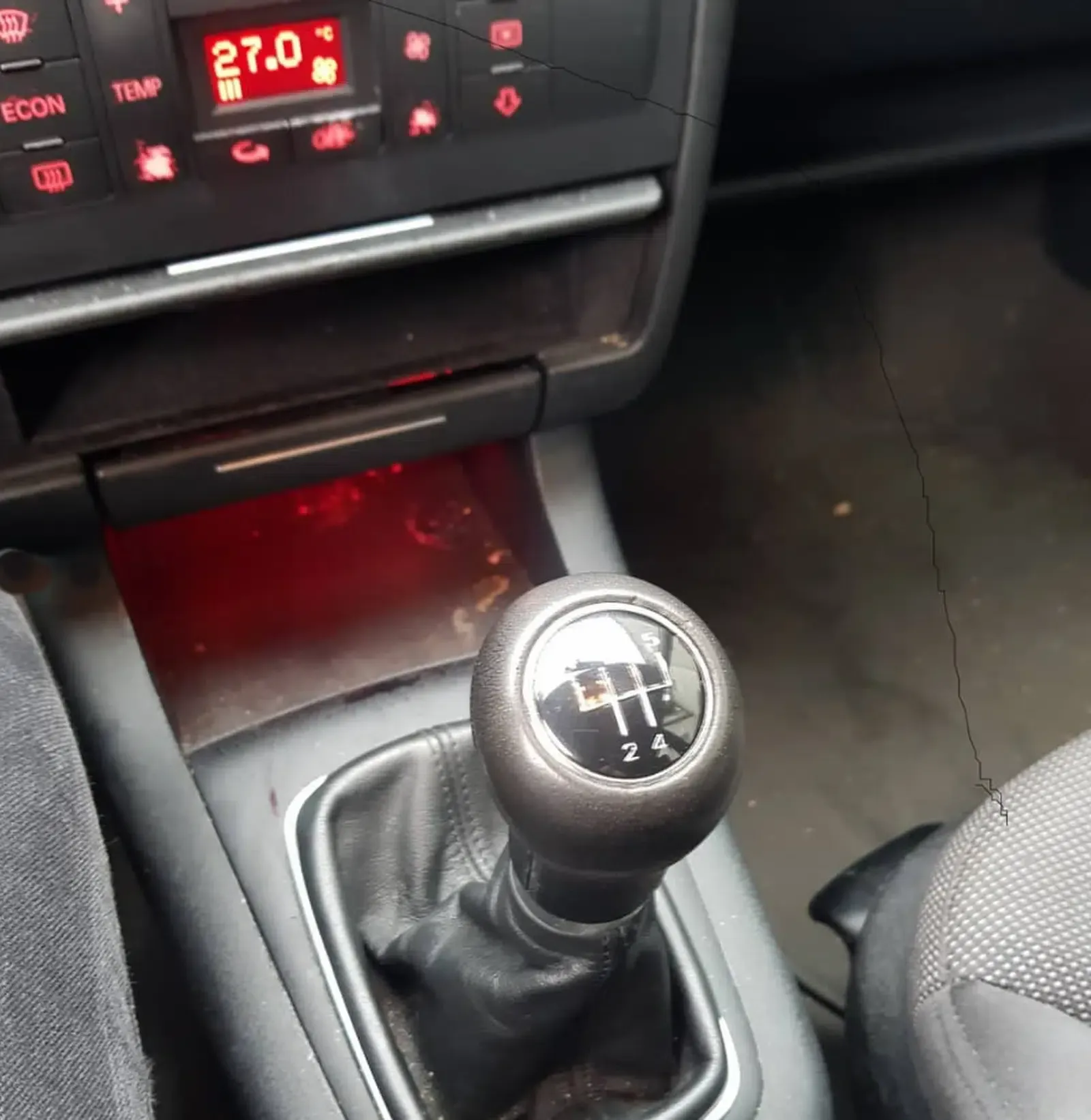 Audi A3-Baujahr 2001-3Türer-Schalthebel-Klimaknöpfe