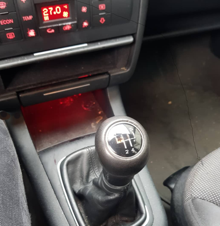 Audi A3-Baujahr 2001-3Türer-Schalthebel-Klimaknöpfe