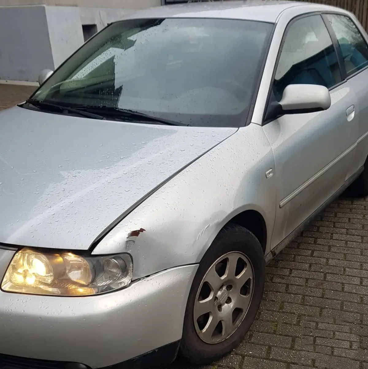Audi A3 3 Türer Silber Baujahr 2001 - Fahrerseite Beule an der Stoßstange