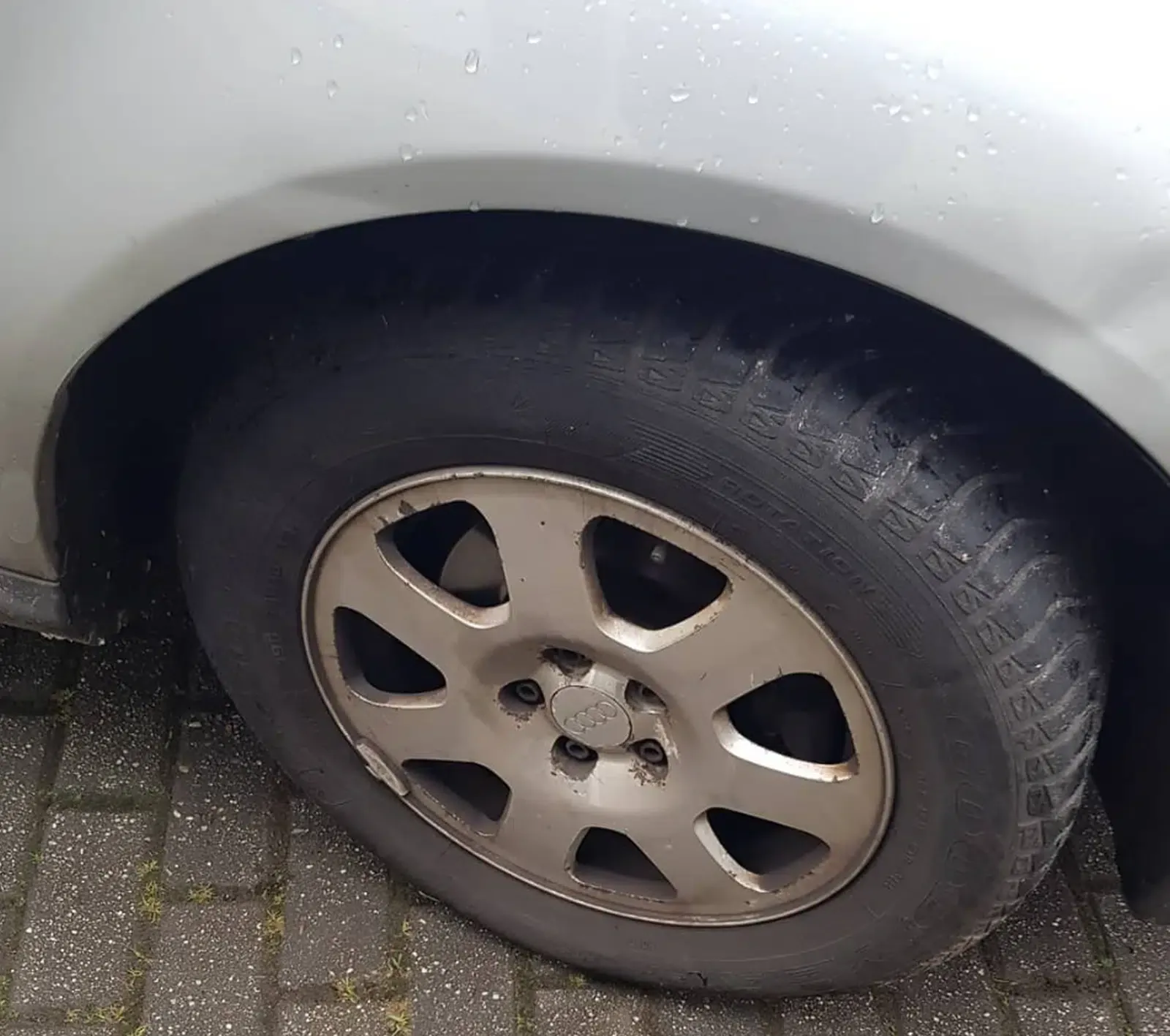 Audi A3-Baujahr 2001-3Türer-Silber-Felge-Reifen