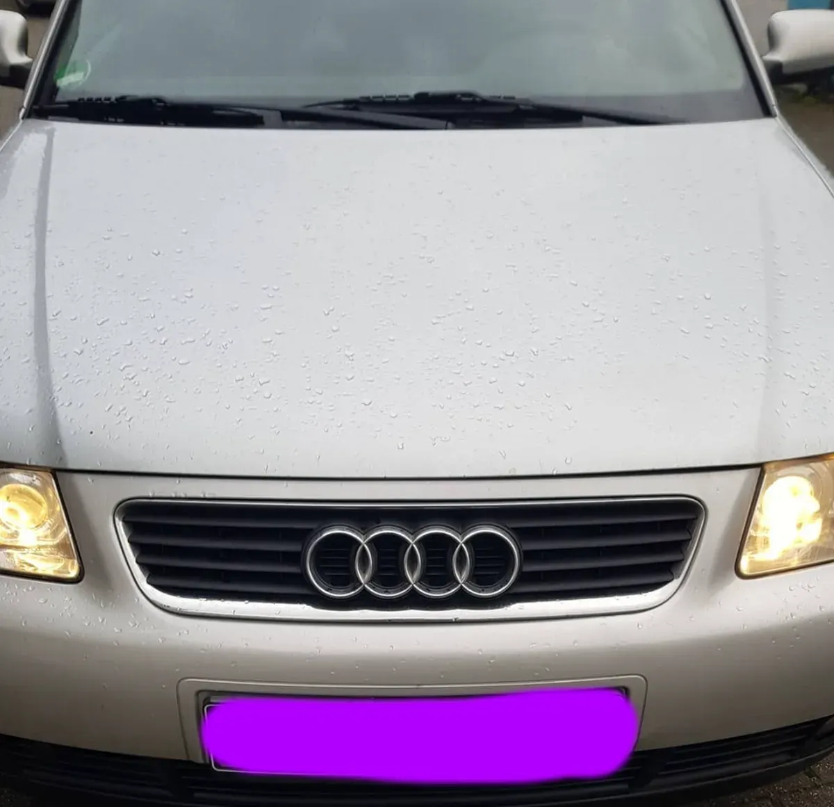 Audi A3 3 Türer Silber Baujahr 2001 - Front Lichter an.