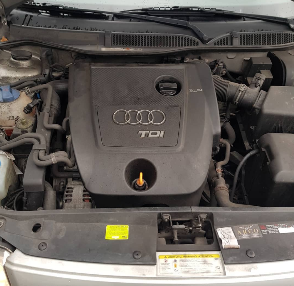Audi A3-Baujahr 2001-Motorraum-Motor