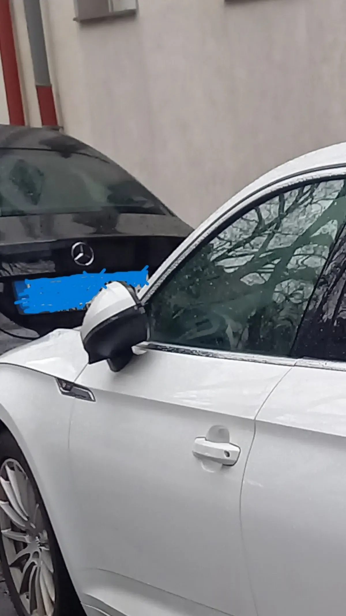 Audi A5 Limousine Weiß Baujahr 2019 - Logo Audi RS Zeichen vorn Fahrerseite 