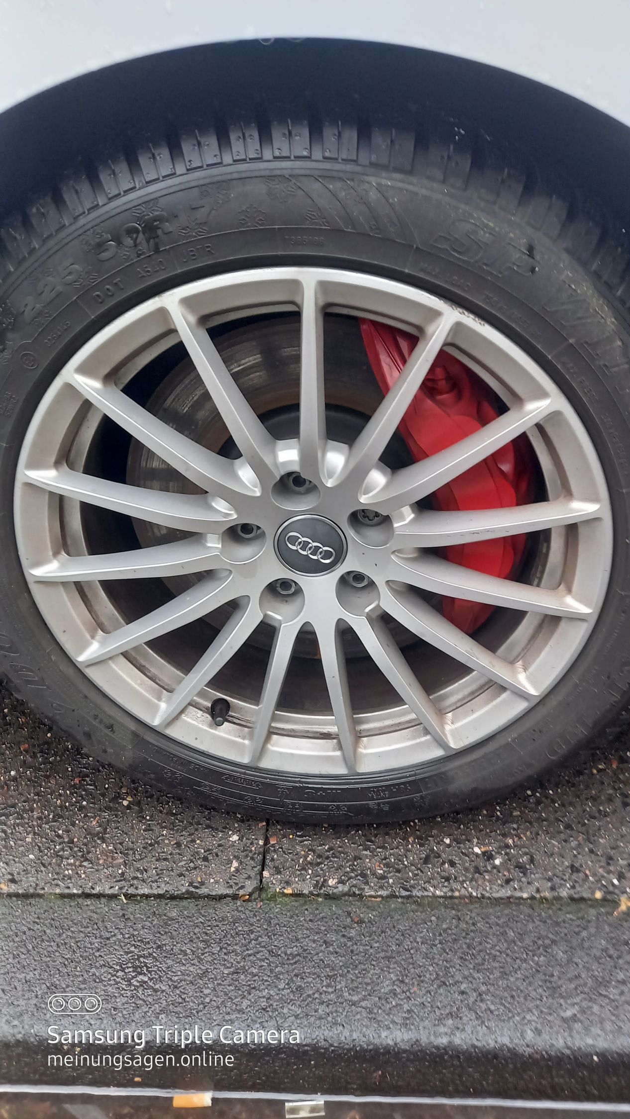 Audi A5-Baujahr 2019-Weiß-Aulufelge-Reifenprofil-Bremsscheibe Rot