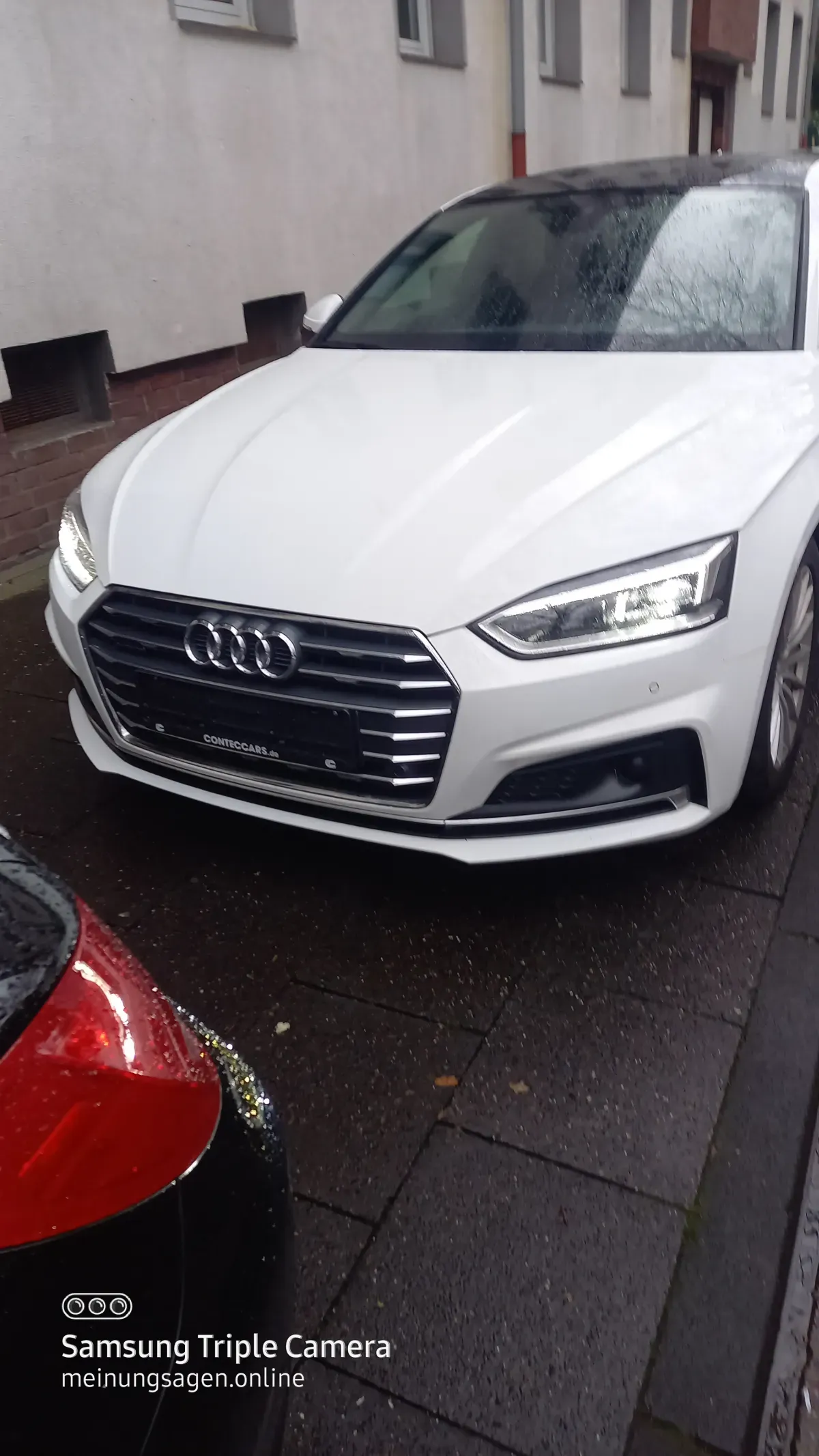 Audi A5 Limousine Weiß Baujahr 2019 - Front - vor dem anders Auto in Rot