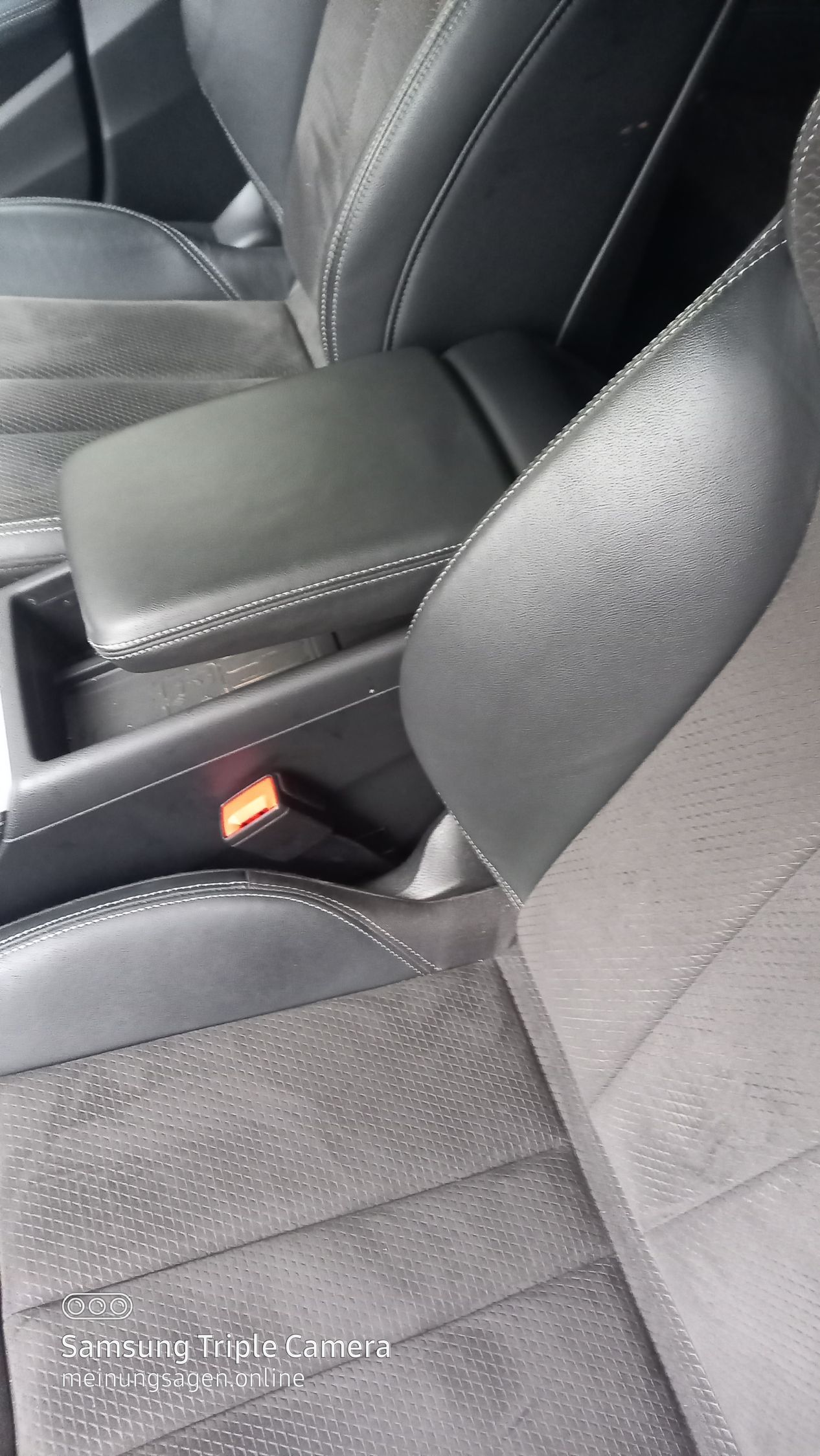 Audi A5-Baujahr 2019-Weiß-Frontsitze-Armlehne