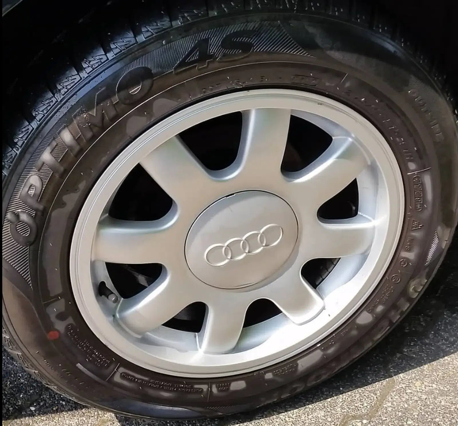 Audi A6-C4-Baujahr 1996-Limousine-Grün-Alufelge-Bereifung