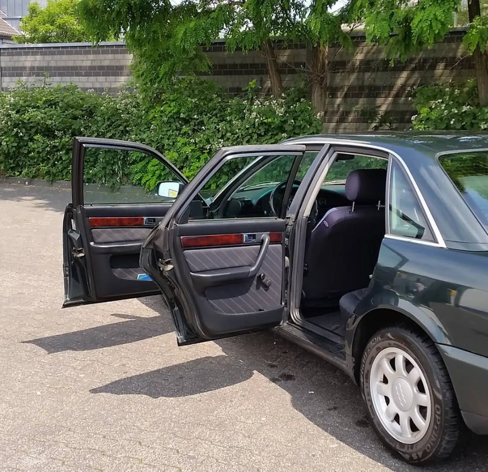 Audi A6-C4-Baujahr 1996-Limousine-Grün-Fahrerseite-Türen Offen-01