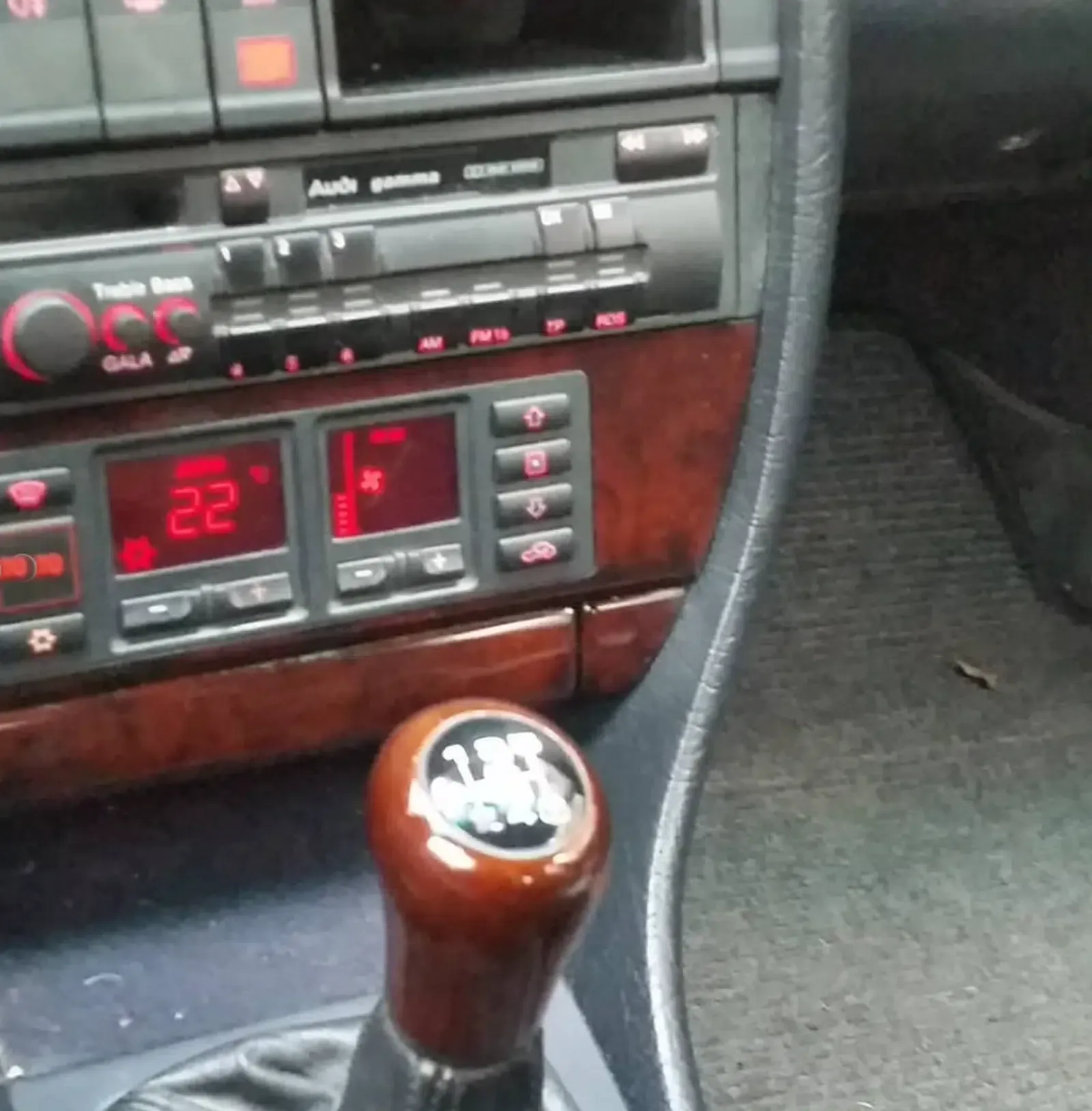 Audi A6-C4-Baujahr 1996-Schalthebel-Klimaanzeige-Radio