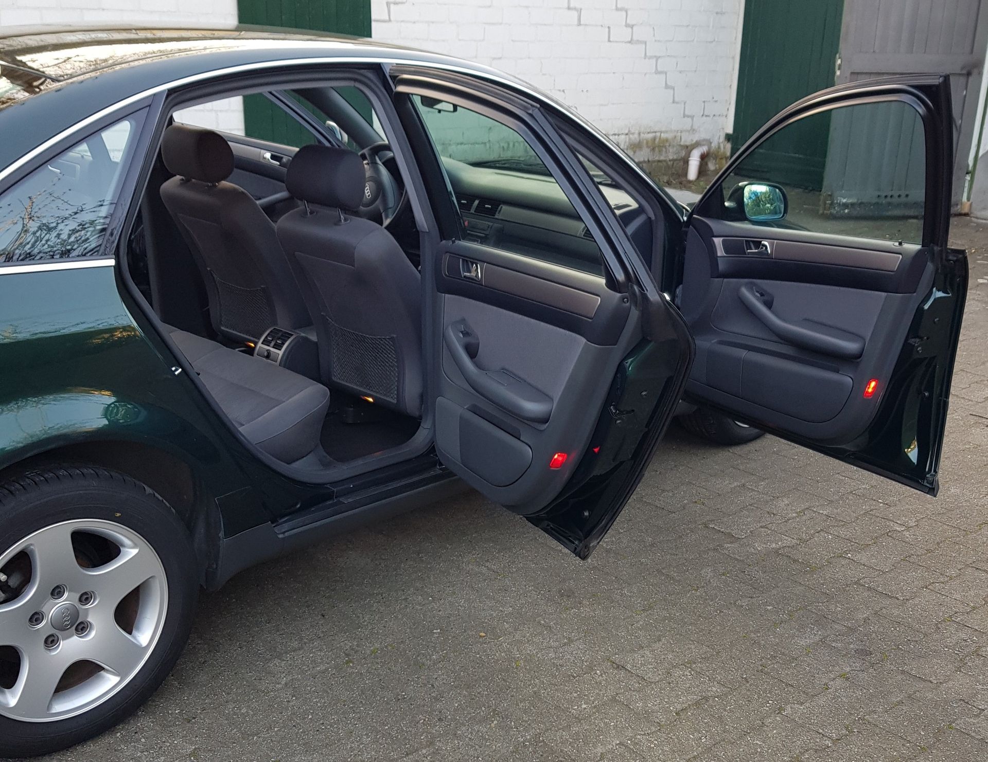 Audi A6-C5-Baujahr 2000-Grün-Beifahrerseite-Türen Offen