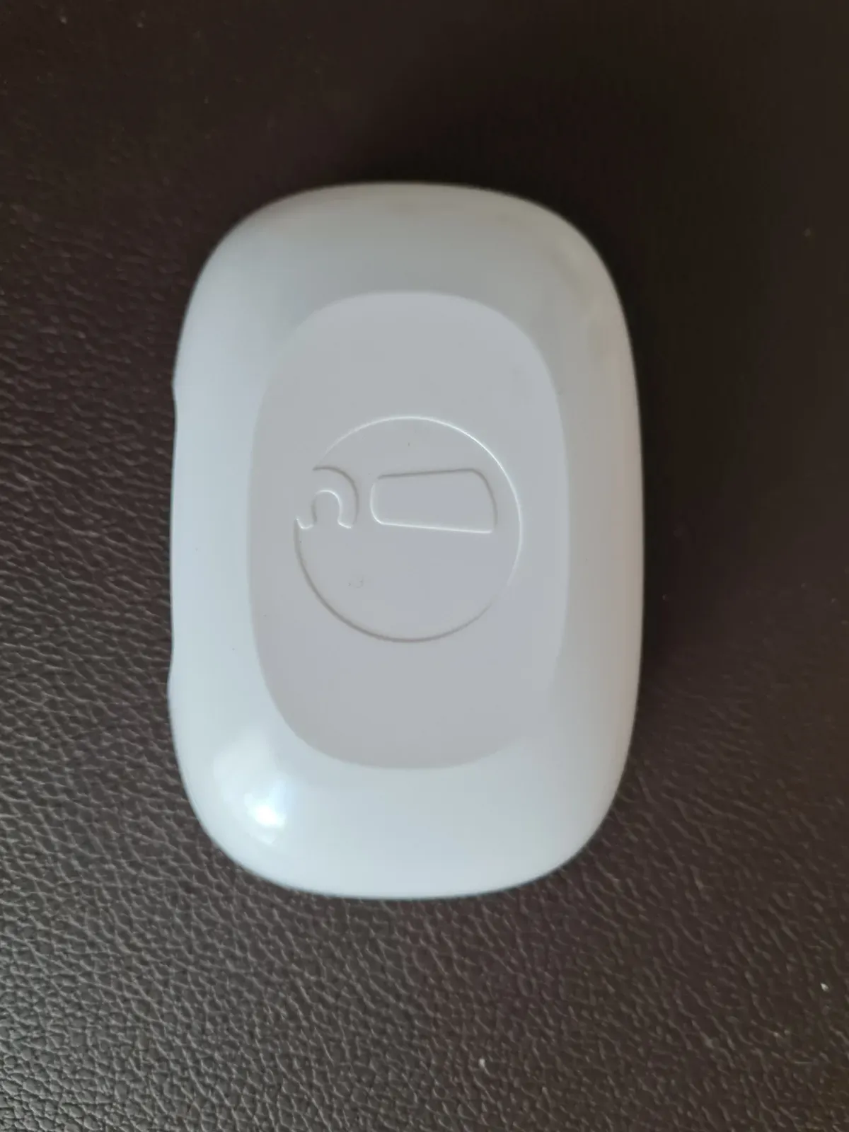 Kleines Hörhilfe Hörgerät in der Aufbewahrungs Schale.