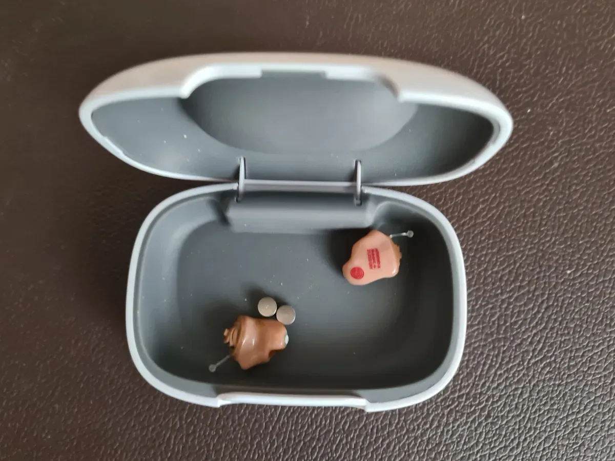 Kleines Hörhilfe Hörgerät kaum gebraucht, Schale Weiß - Geräte Braun.