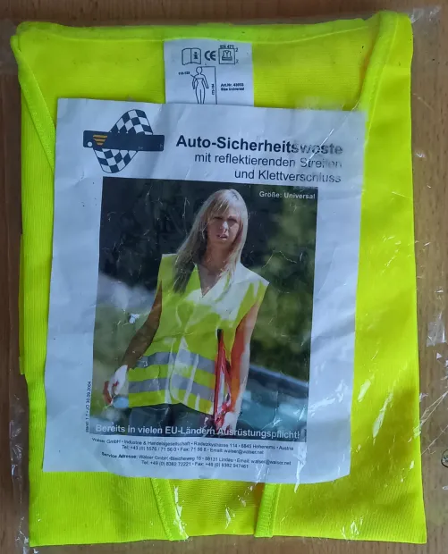 Gelbe Sicherheitsweste in Verpackung mit sichtbarer Beschreibung