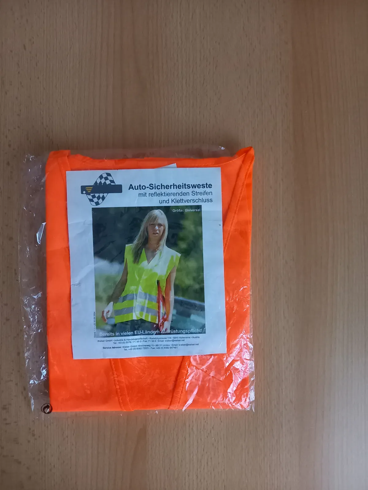 Neue nicht genutzte Sicherheitsweste Warnweste Orange Vorderseite zeigt eine Frau mit Sicherheitsweste  Orange an