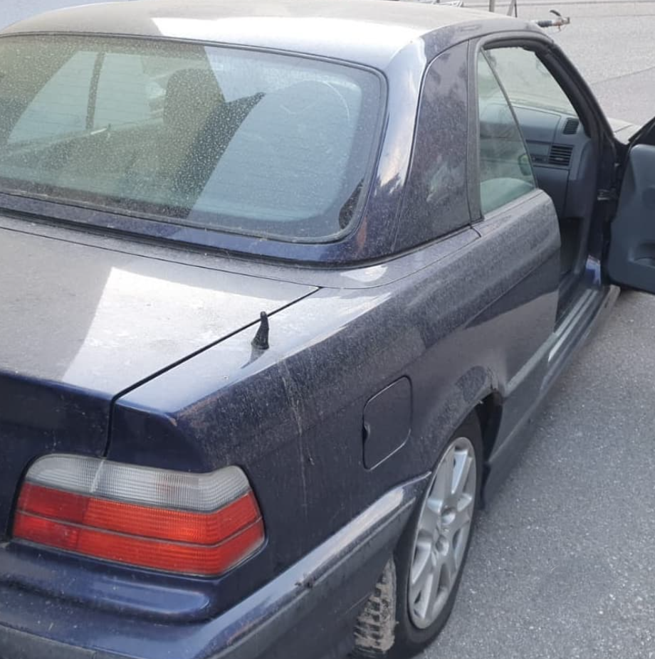 BMW 318i Cabrio Baujahr 1996-BlauHeck-Beifahrerseite.Hardtop