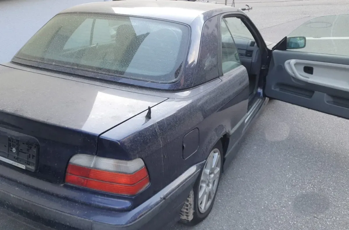 BMW 318i Cabrio Blau – Baujahr 1996 - Beifahrerseite Tür steht offen