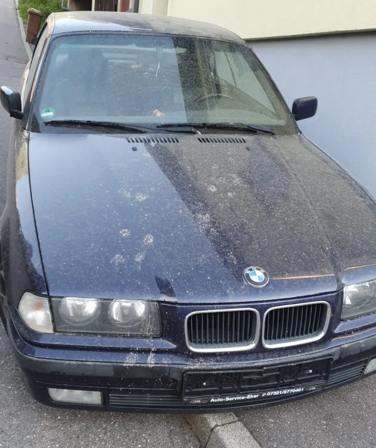 BMW 318i Cabrio Blau – Baujahr 1996 - Front - Fahrzeug Dreckig 