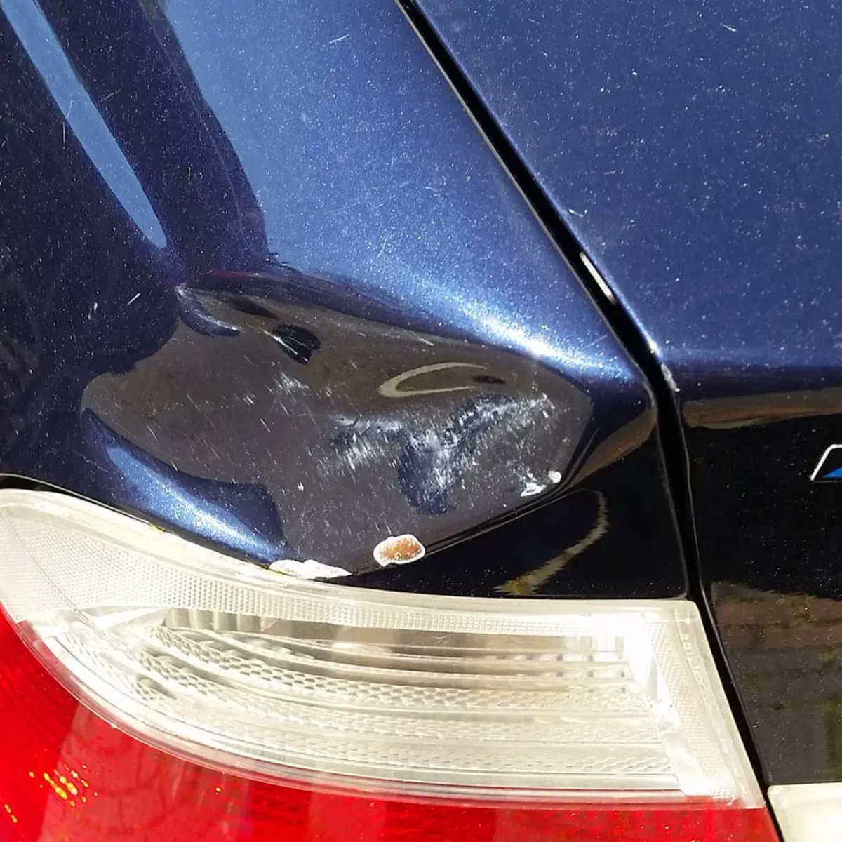 BMW 318i Blau Baujahr 2000 - Beule am heck Fahrerseite 