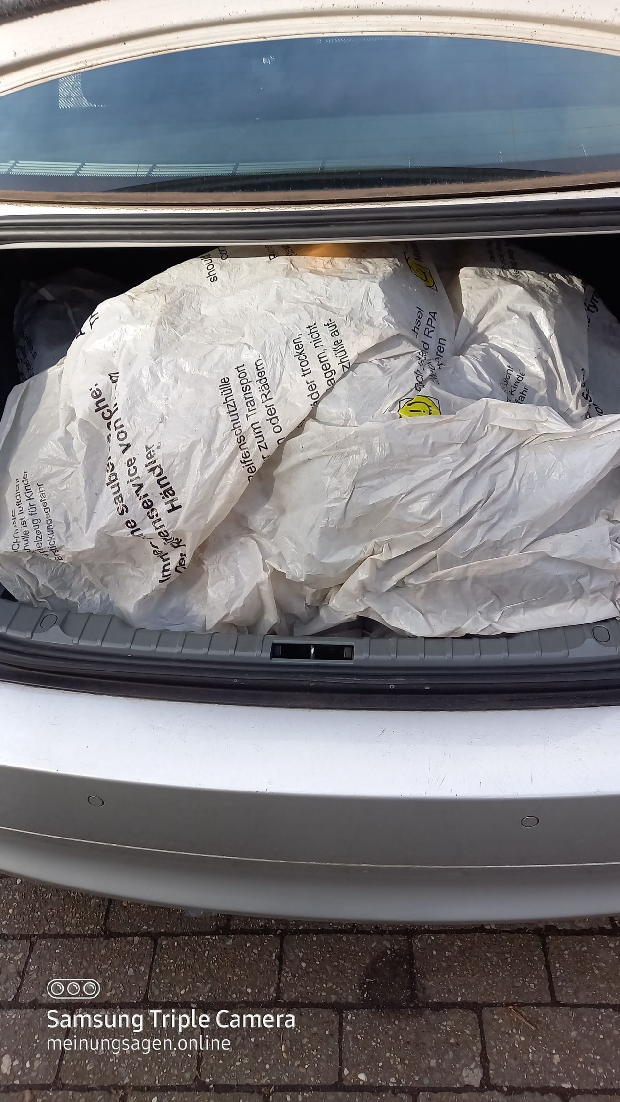 BMW 320i Limousine Baujahr 2008 -Reifen Felge Kofferraum