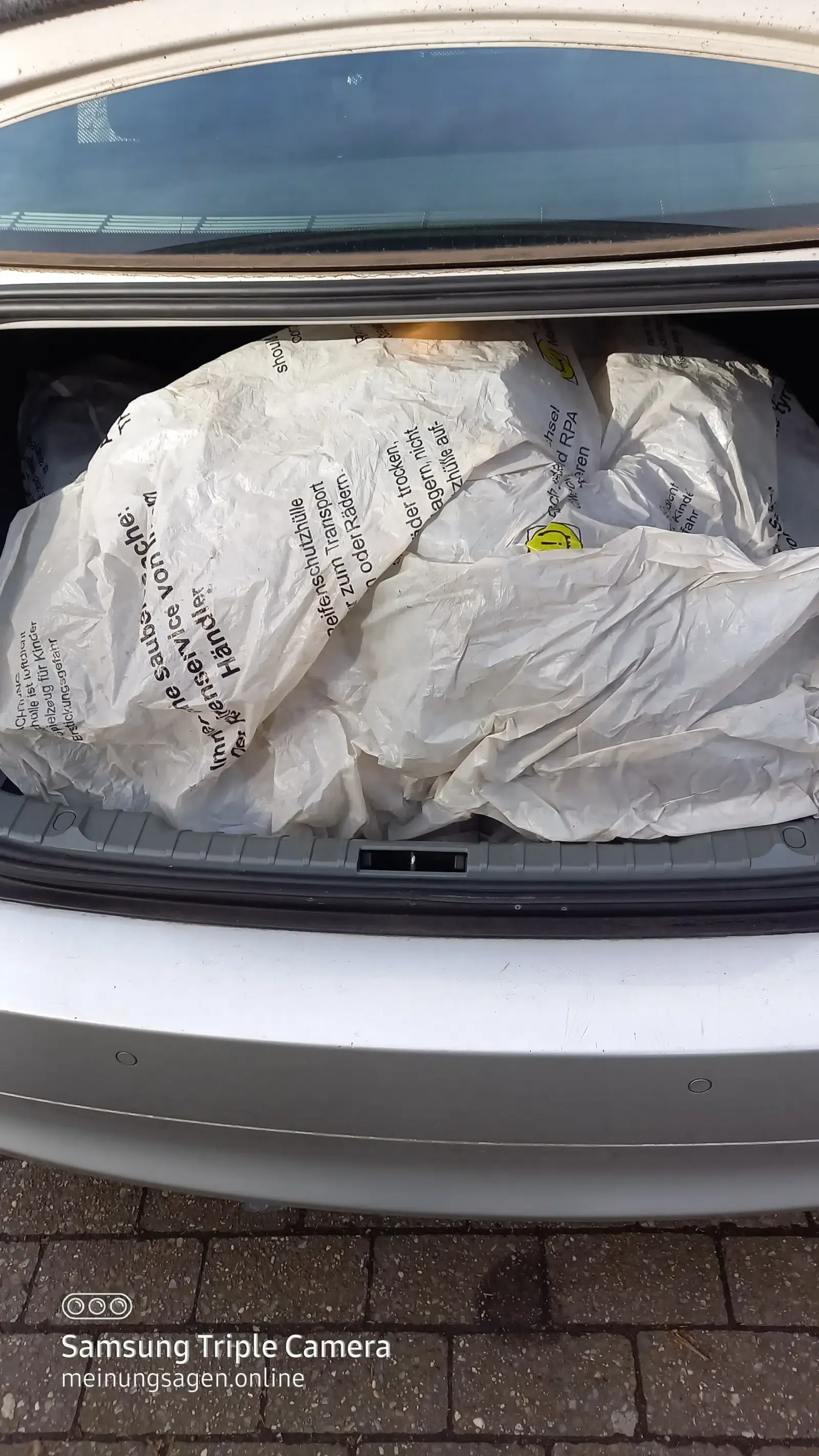 BMW 320i Limousine Baujahr 2008 -Reifen Felge Kofferraum