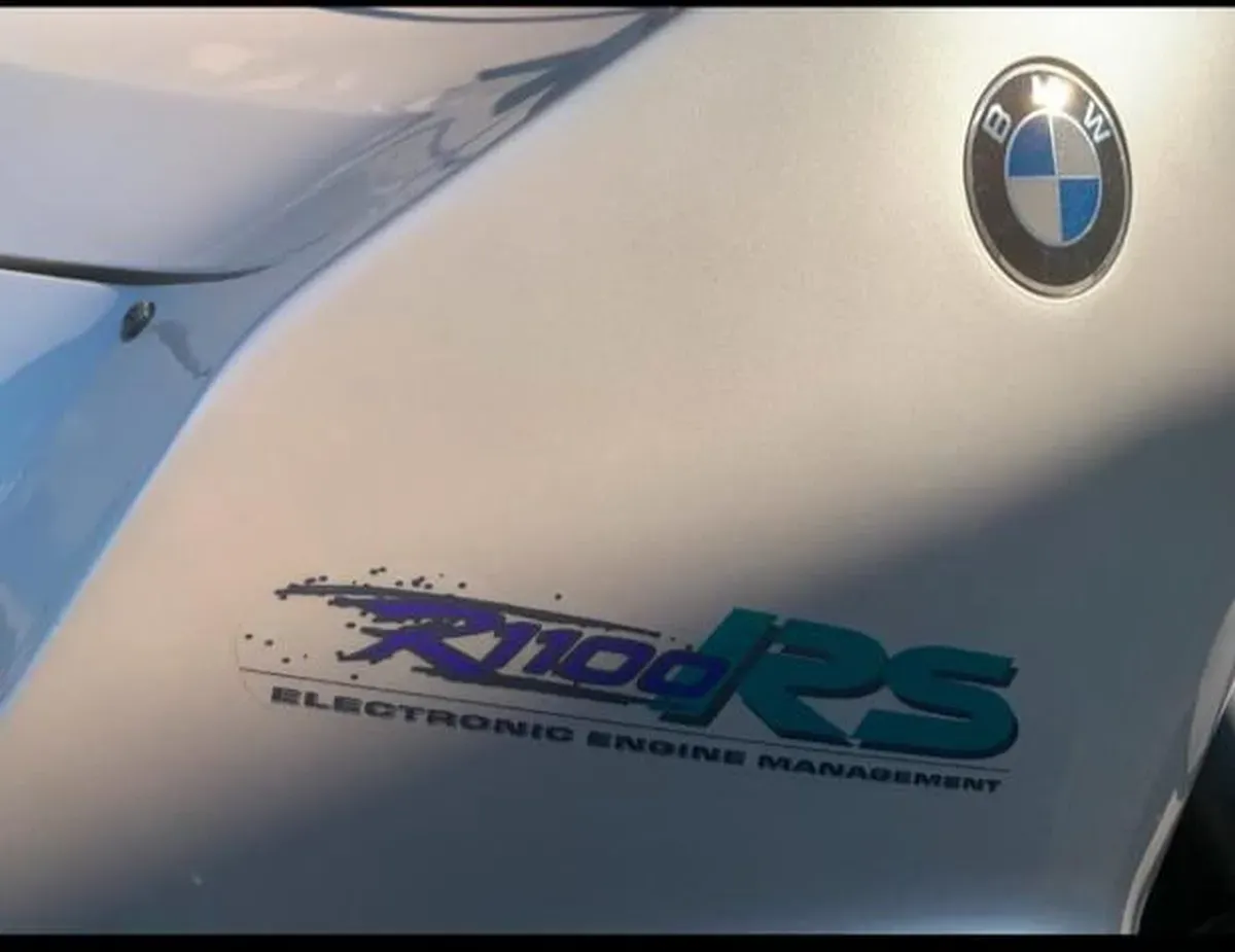 BMW RS 1100 – Baujahr 1995 Silber Logo am Tank