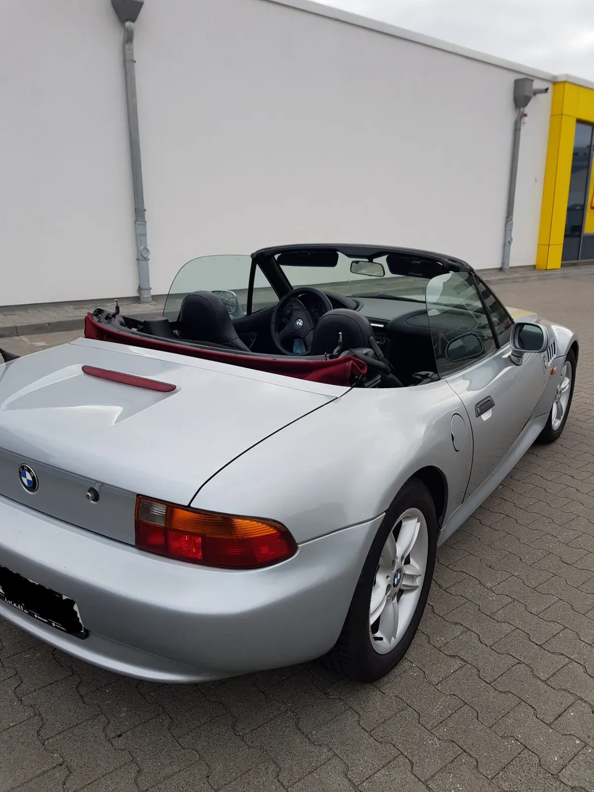 BMW Z3 Roadster Cabrio Silber mit Rotem Dach – Baujahr 1999 - Heck und Dach offen