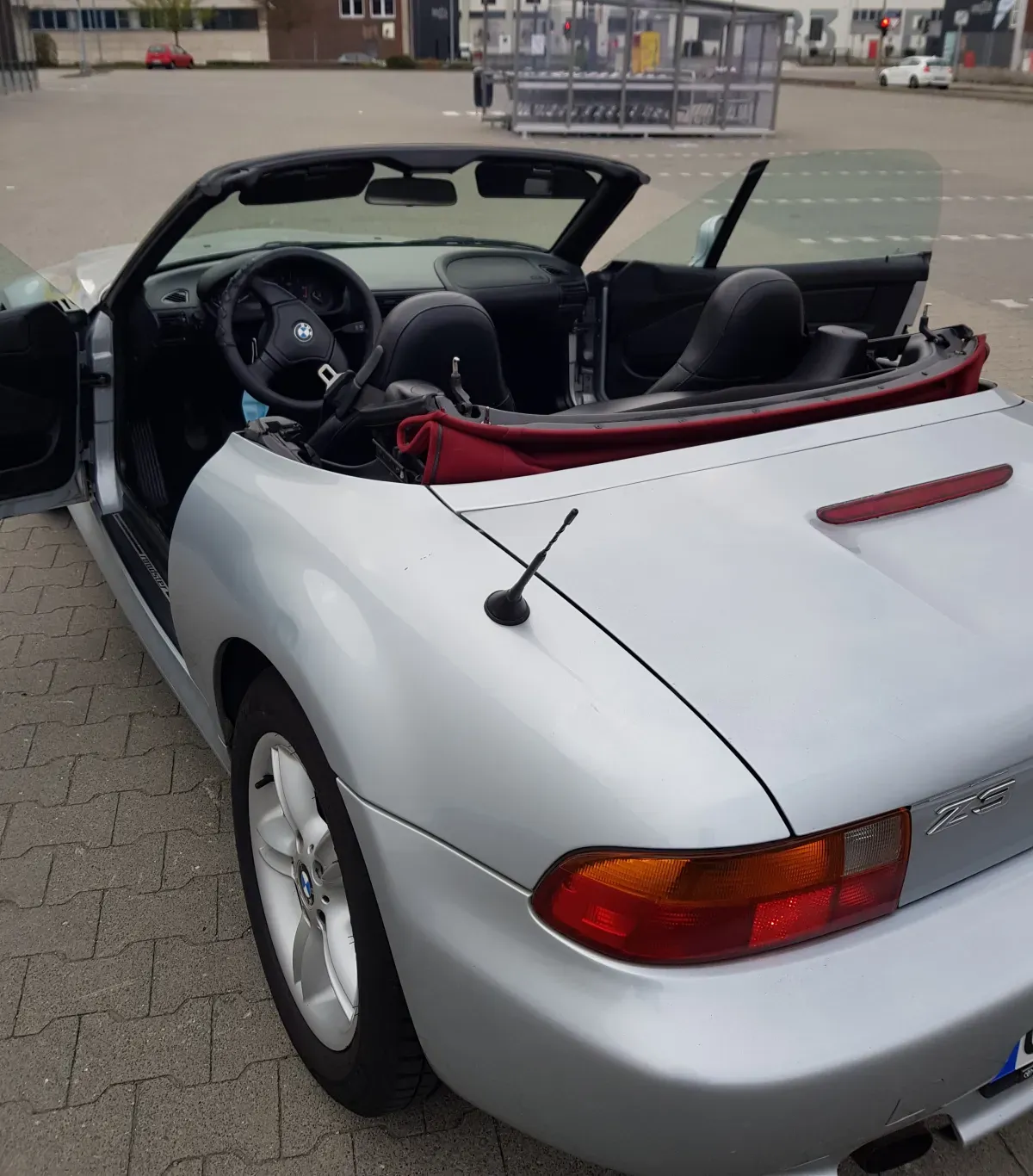 BMW Z3 Roadster Cabrio Silber mit Rotem Dach – Baujahr 1999 - Fahrerseite mit offenem Dach