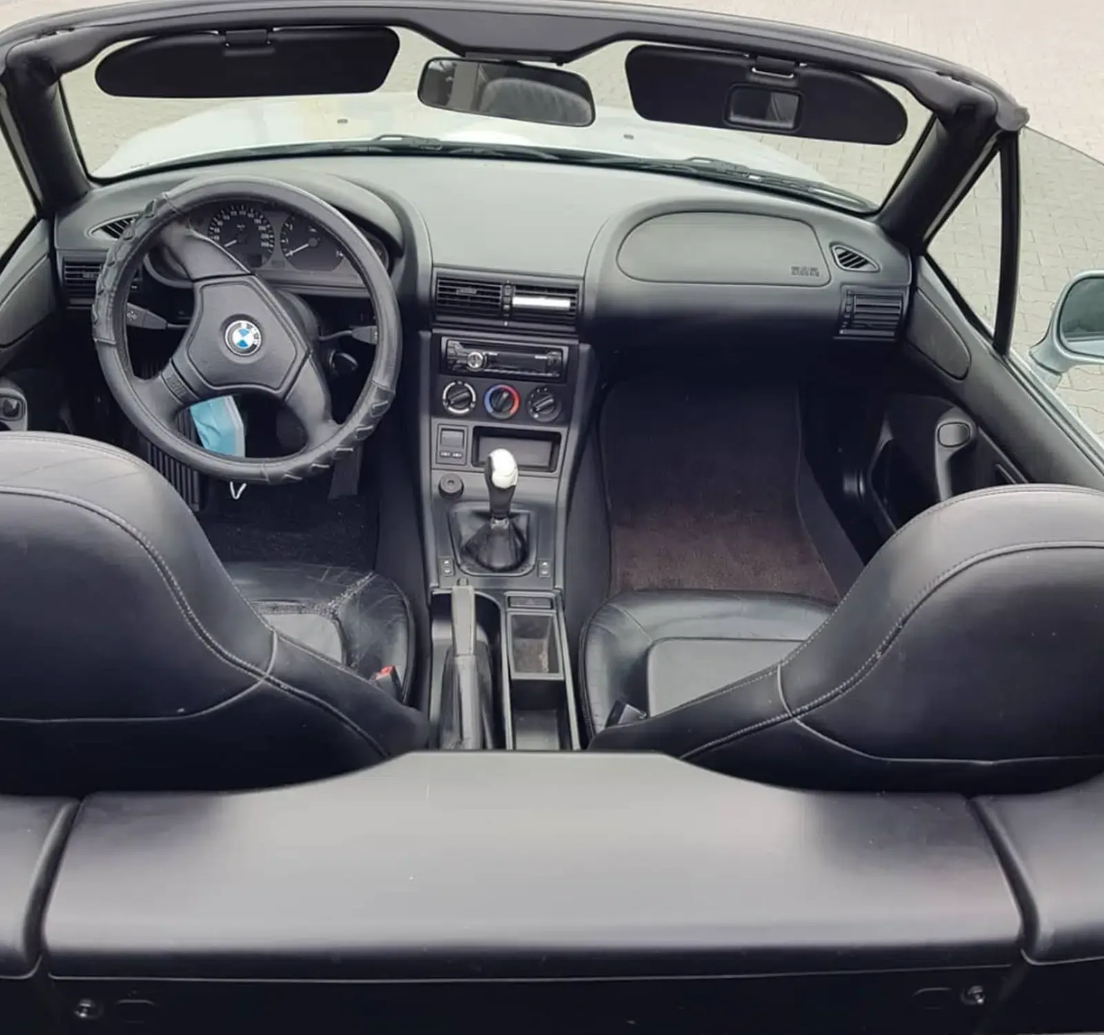 BMW Z3 Roadster Cabrio Silber Baujahr 1999 Innenansicht von Heck