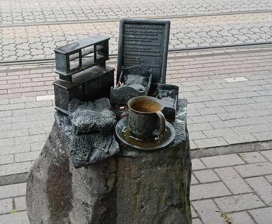 Kleine Bronze-Skulptur zur Erinnerung an die Bergbaugeschichte in Dinslaken.