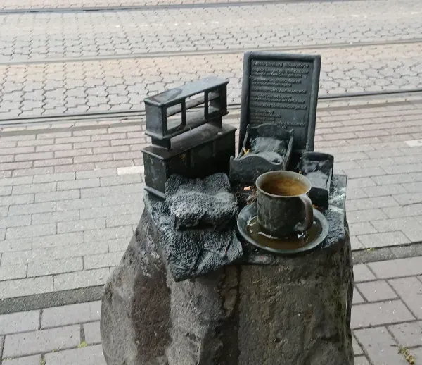Bergbau-Denkmal in Dinslaken mit Bronzeskulptur aus Werkzeugen und Alltagsgegenständen eines Bergmanns.