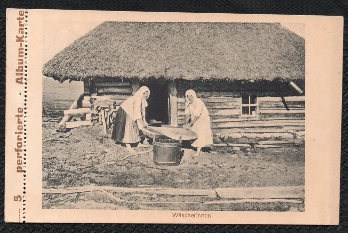 Wäscherinnen waschen Wäsche vor einer Scheune (ca. 1910–1915)
