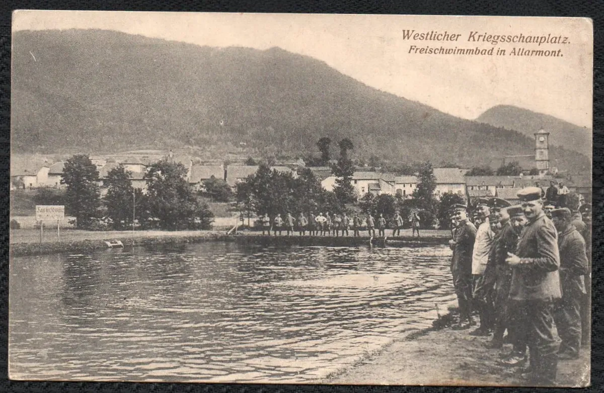 Wäscherinnen waschen Wäsche vor einer Scheune (ca. 1910–1915)