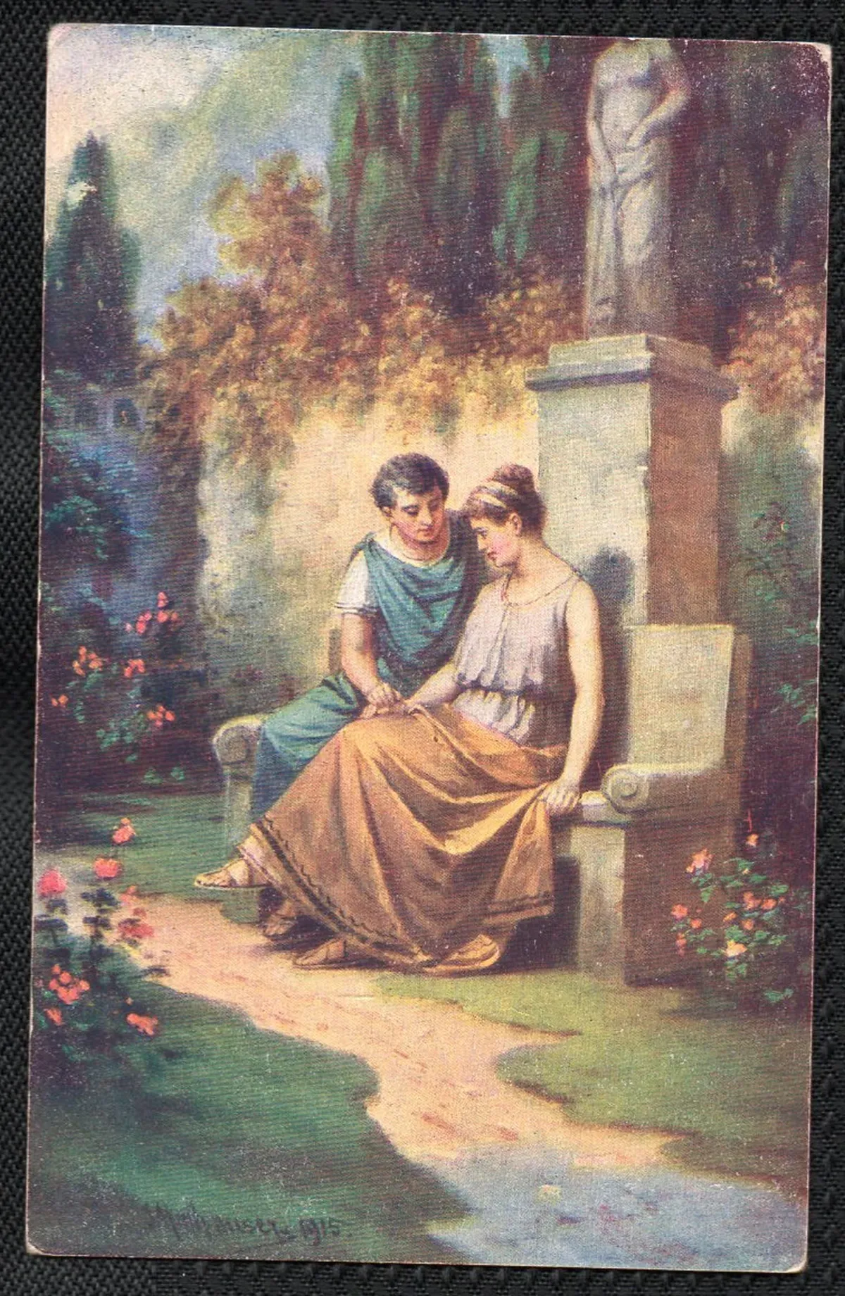 Mann und Frau sitzen auf einer Bank, er hält ihre Hand, römisches Motiv.