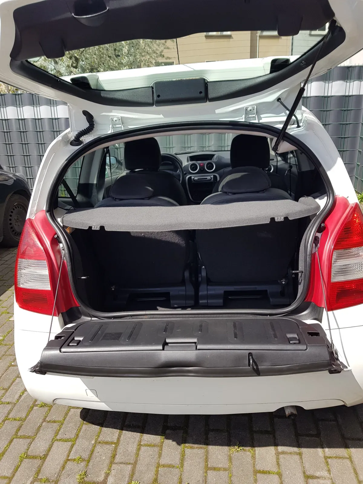 Citroën C2 VTR – Baujahr 2007 - Weiß - Heck Kofferraum offen