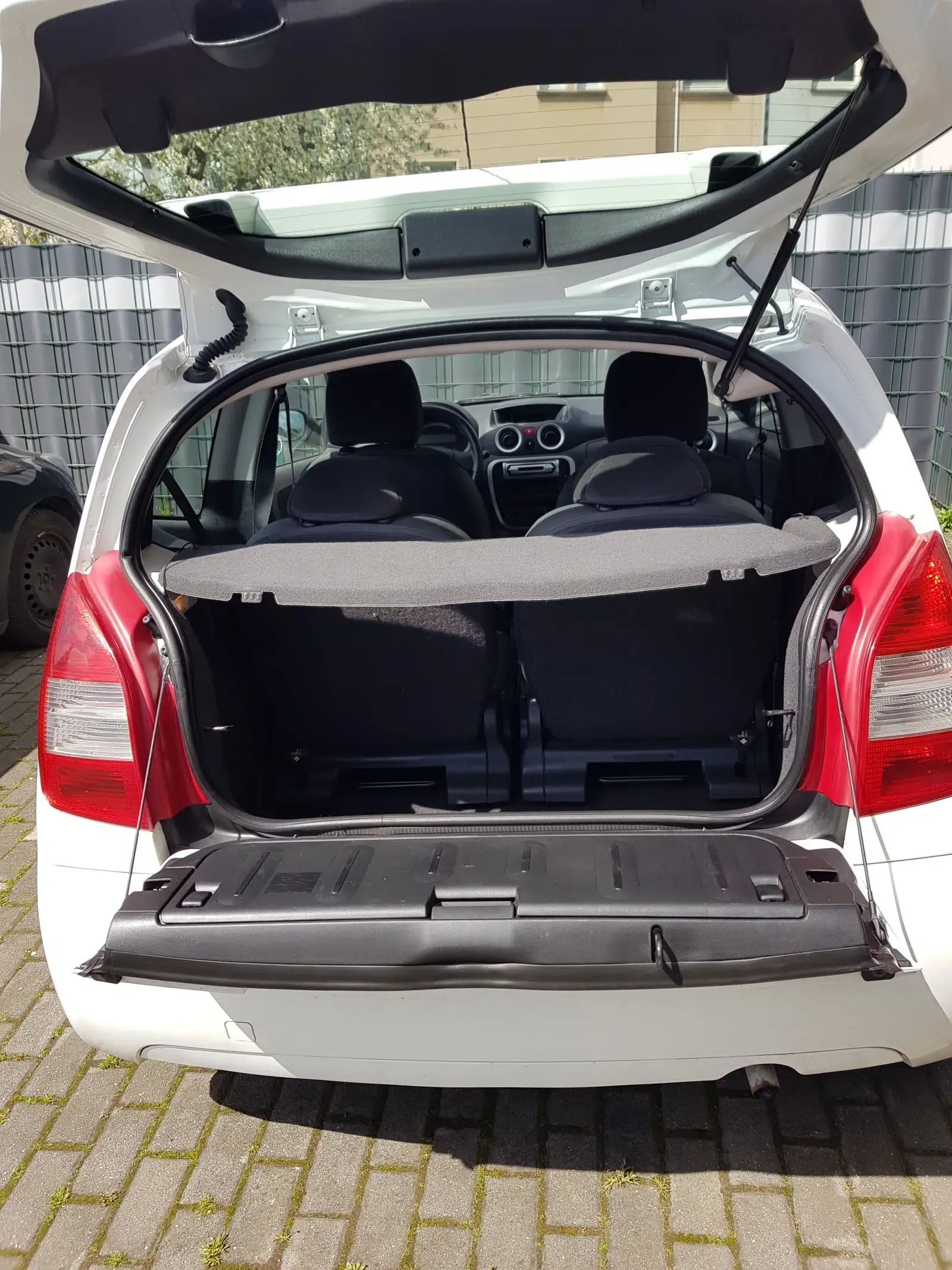 Citroen C2 VTR Weiß Baujahr 2007 Kofferraum mit Ablage