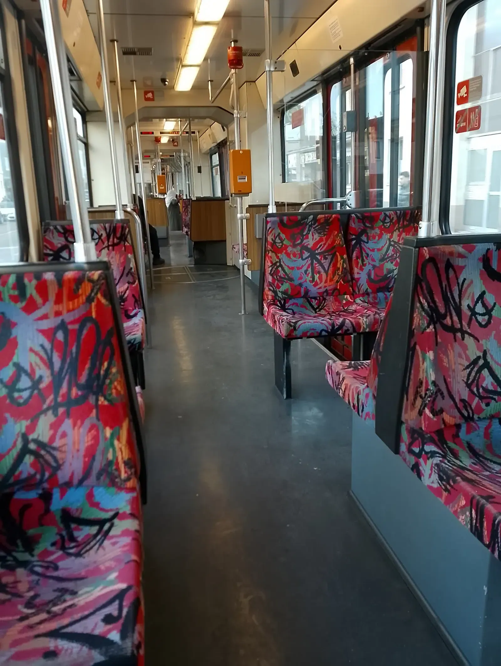 DVG-Bahnen-Leer durch-lange-Verspätungen