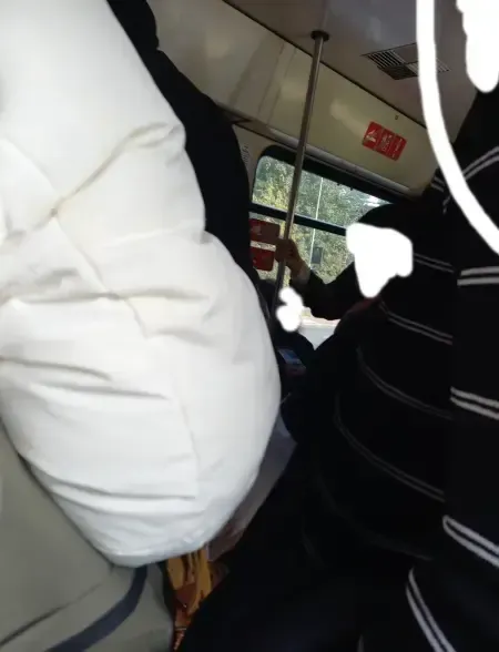 Die Straßenbahn an der DVG‑Haltestelle auf der Duisburger Straße ist wegen öfteren Verspätungen stark überfüllt, sodass kaum noch Fahrgäste einsteigen können.