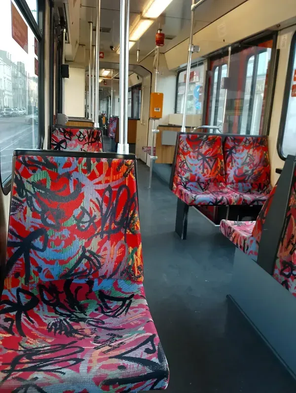 Fast leere Straßenbahn der DVG während der Fahrt durch Duisburg.