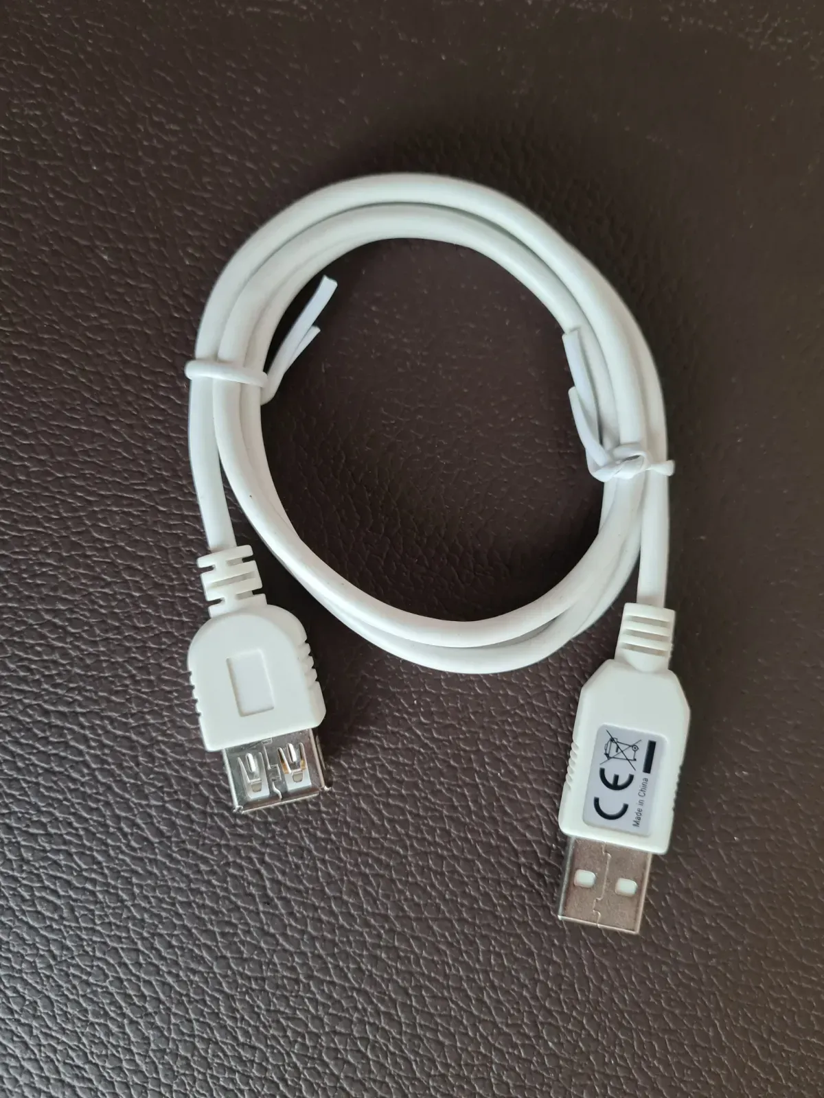 Weißes USB-Verlängerungskabel mit HDMI Anschluss