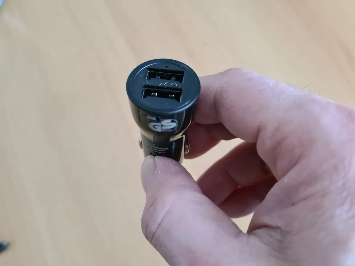  Auto Zigarettenanzünder USB Adapter Hand zeigt  2 Anschlüsse
