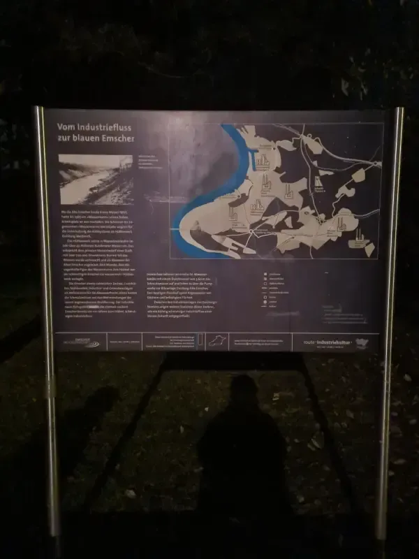Infotafel mit Karte im Landschaftspark bei Nacht