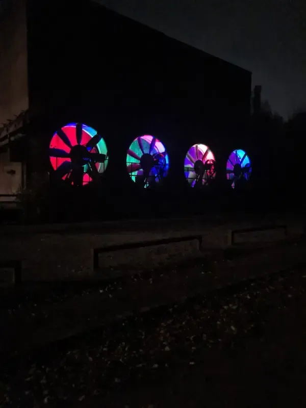 Bunte Ventilatoren im Landschaftspark bei Nacht