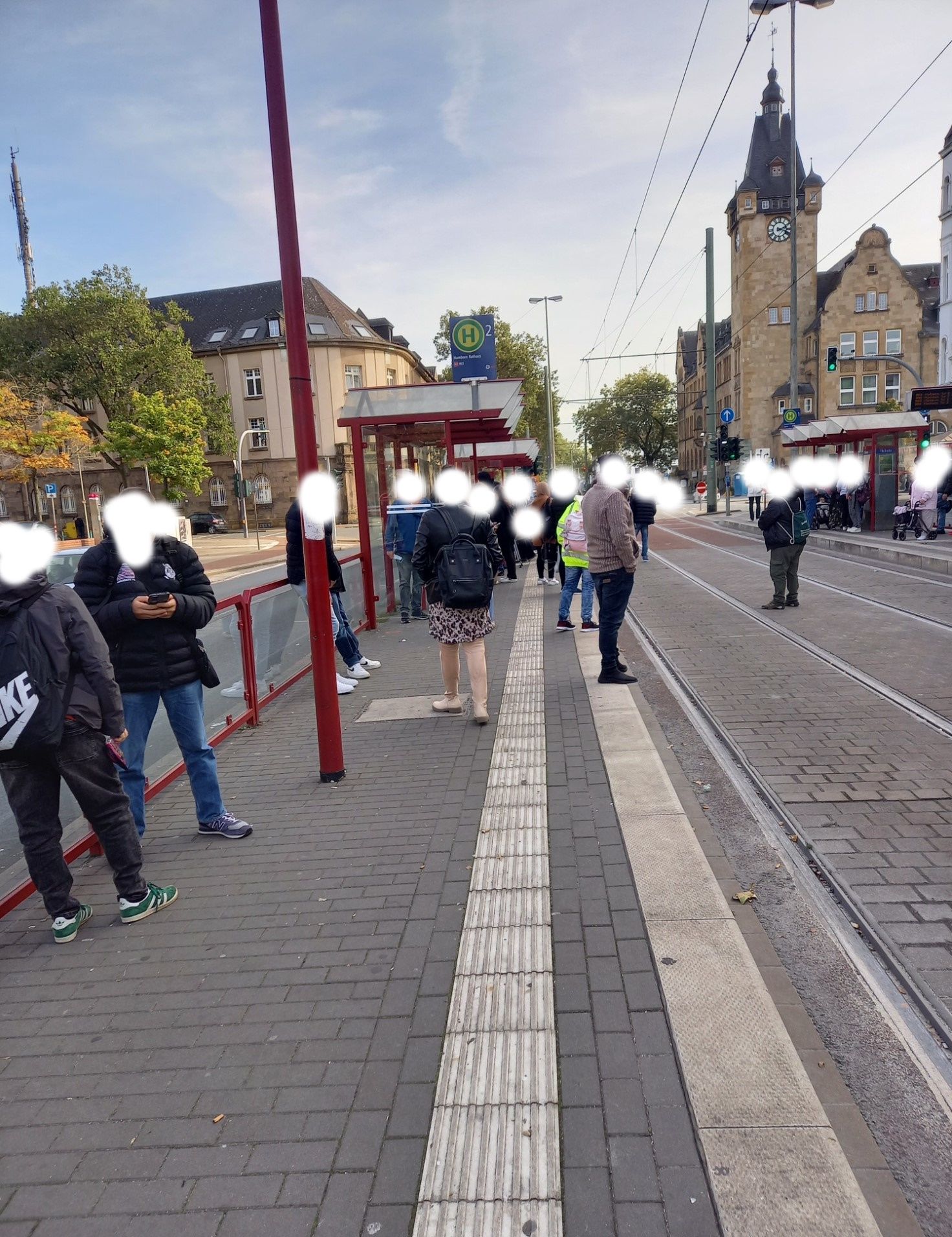 Fahrgäste Warten auf die Straßenbahn DVG. Stehen auf denn Schienen