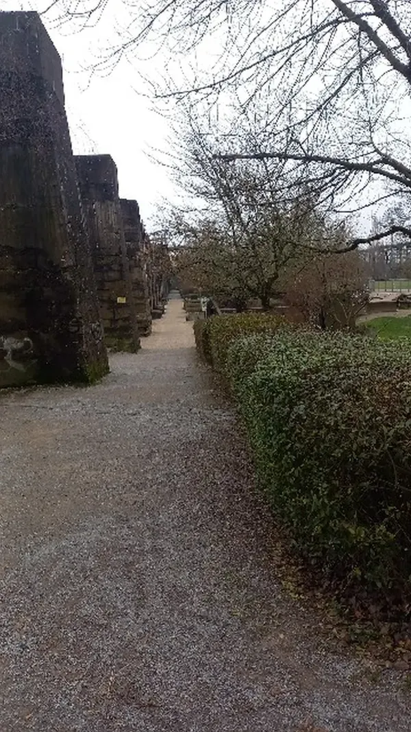  Weg neben Klettermauern im Landschaftspark