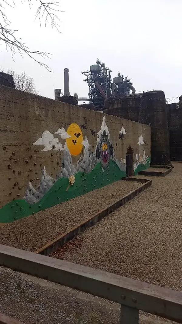 Menschliche Silhouetten im Landschaftspark
